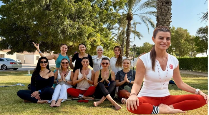 ECE VAHAPOĞLU DUBAİ’DE YOGA YAPARAK DÜNYAYA AÇILDI