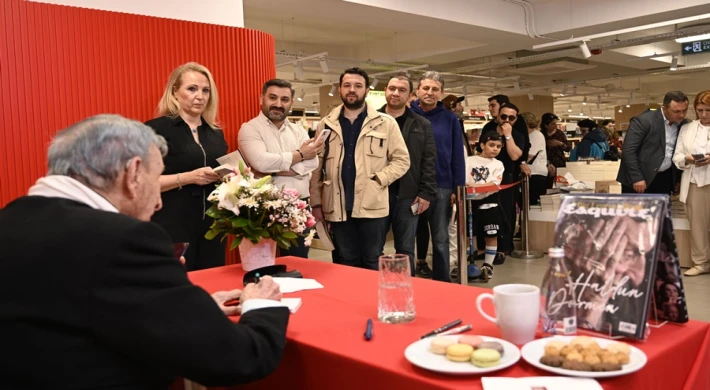 TİYATRONUN DUAYENİ HALDUN DORMEN’E YOĞUN İLGİ