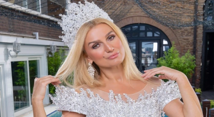 TUĞBA ÖZAY’DAN NEFES KESEN KAPAK POZU