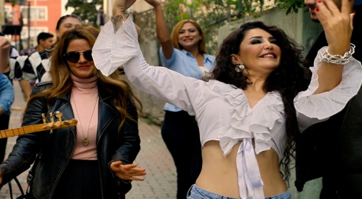 ESRA ÖZTÜRK BEN DEĞİL MÜZİK SOUNDUM DEĞİŞTİ