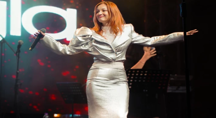 GÜLİZ AYLA’DAN CUMHURİYET COŞKUSU