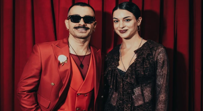 AŞK ŞARKILARIYLA BÜYÜLEDİ