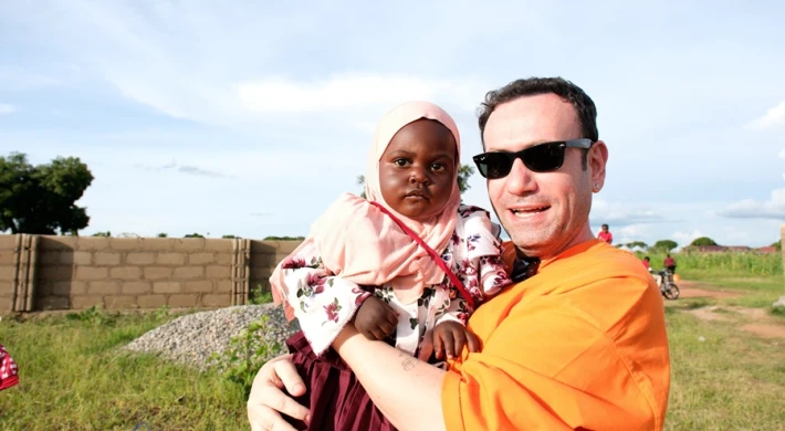 ÖZGÜR ARAS’TAN AFRİKA’YA UMUT TAŞIYAN YOLCULUK