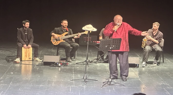 HEM ŞARKILARIYLA BÜYÜLEDİ