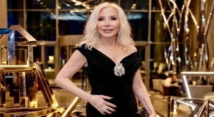 NESLİ ÖZSOY SAHNELERE GERİ DÖNDÜ