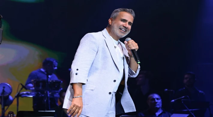 EMRAH SAHNEYE ÇIKTI, ANTALYA TEK YÜREK OLDU