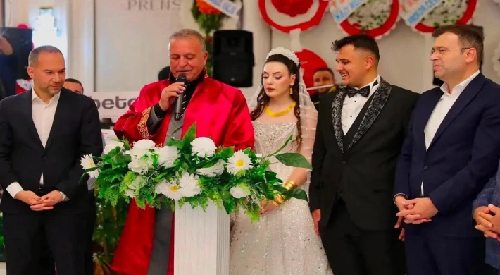 ÜÇ BİN DAVETLİ GÖRKEMLİ GECEDE BULUŞTU