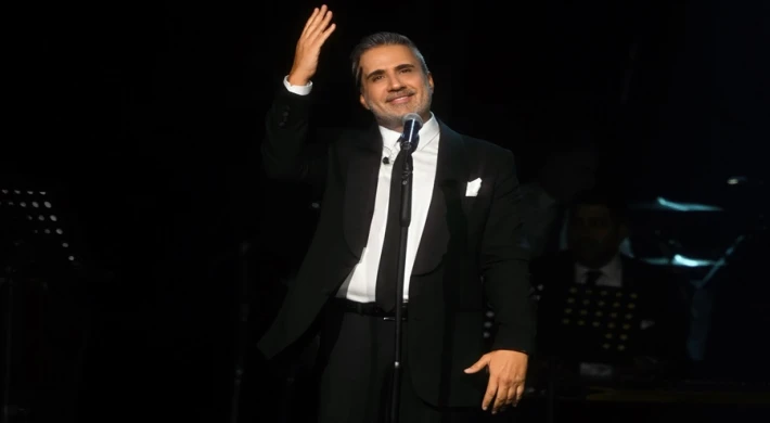 MOSKOVA’DA 3 BİN KİŞİ EMRAH ŞARKILARINI TEK AĞIZDAN SÖYLEDİ