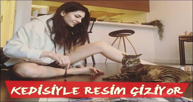 KEDİSİYLE RESİM YAPIYOR