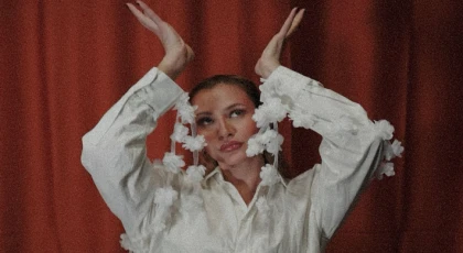 ARADA KALMAK BAZEN EN ÇOK SEVDİĞİNLE OLUR