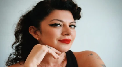 ÖZGE FIŞKIN'DAN FARKLI BİR YENİ YIL ŞARKISI