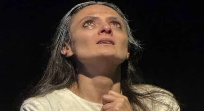 HEYKELE FISILDAYAN KADIN İZMİR’DE SAHNEYE ÇIKIYOR