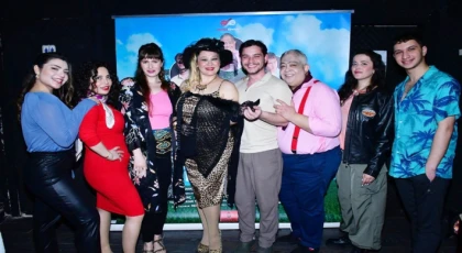 ŞEN KIZLAR DOLU DİZGİN YOLA DEVAM