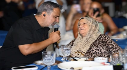 SAHNEDEN İNİP ANNESİNİN ELİNİ ÖPTÜ