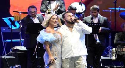 KIYAFETİYLE GÖZ DOLDURDU