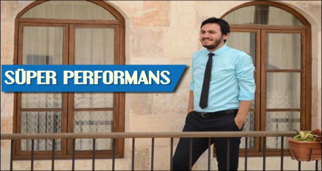 SAHNE PERFORMANSIYLA DİKKATLERİ ÜZERİNE ÇEKİYOR